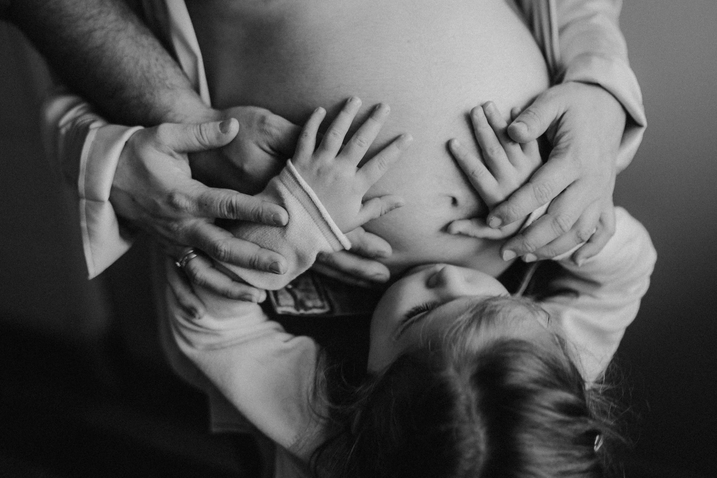 Nahaufnahme große Schwester legt Hände auf Bauch