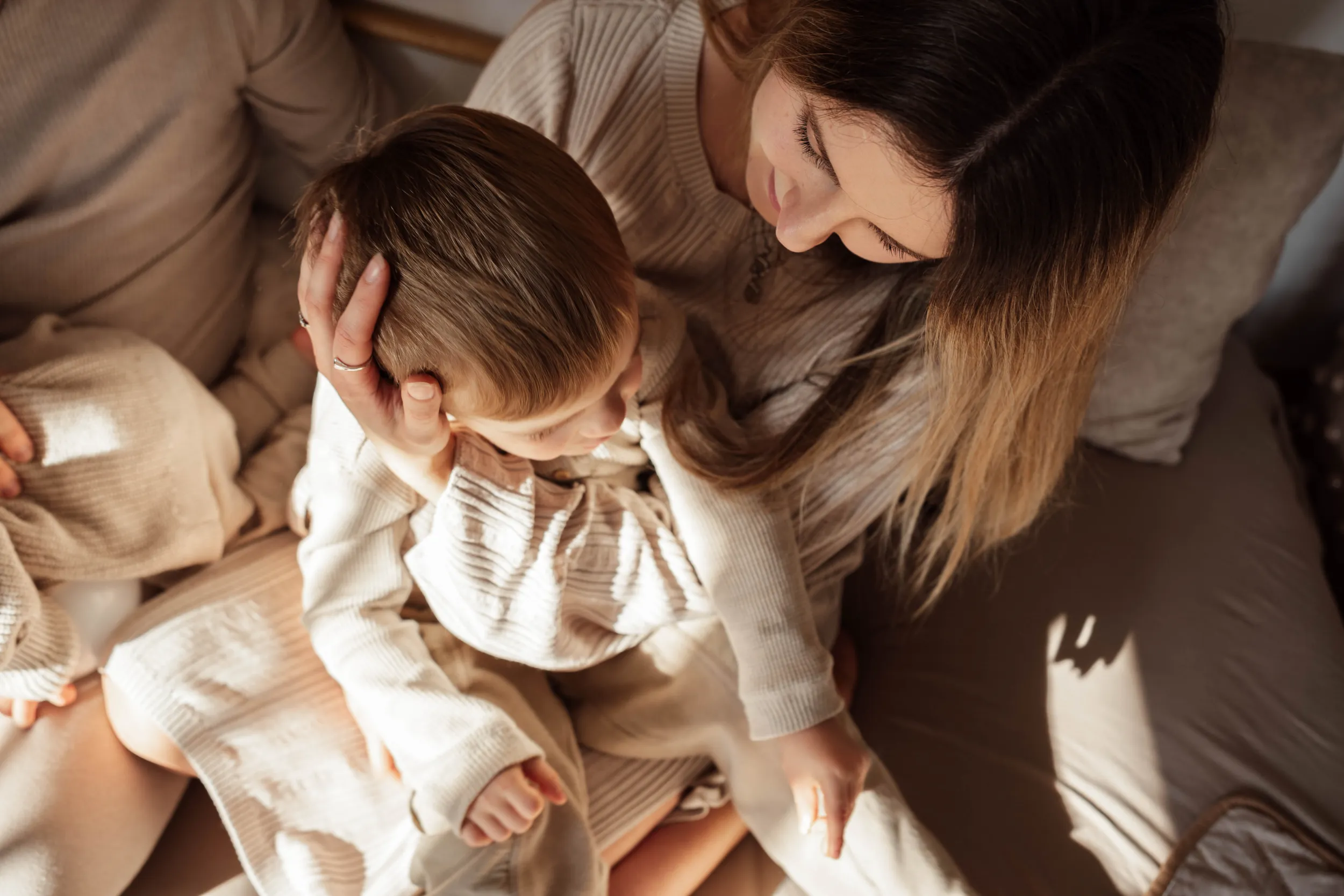 Mutter hält ihren Sohn
