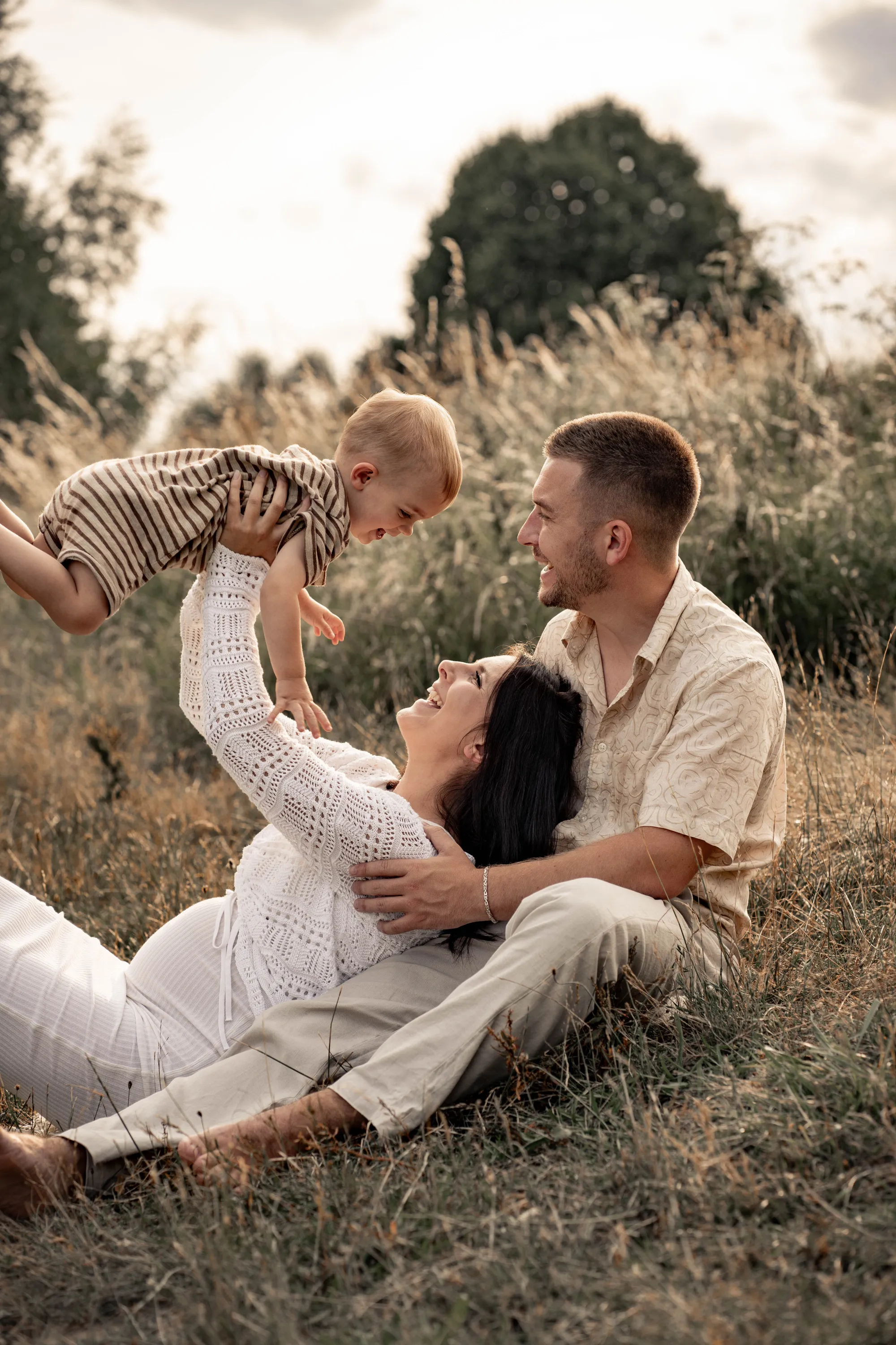 Familie mit und Sohn auf Mamas Arm kaspern druaßen herum