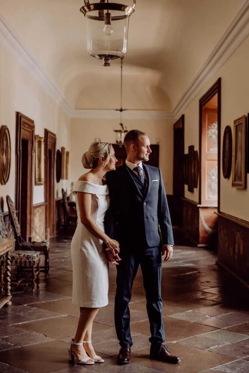 Brautpaar wartet im Standesamt auf Beginn der Trauung