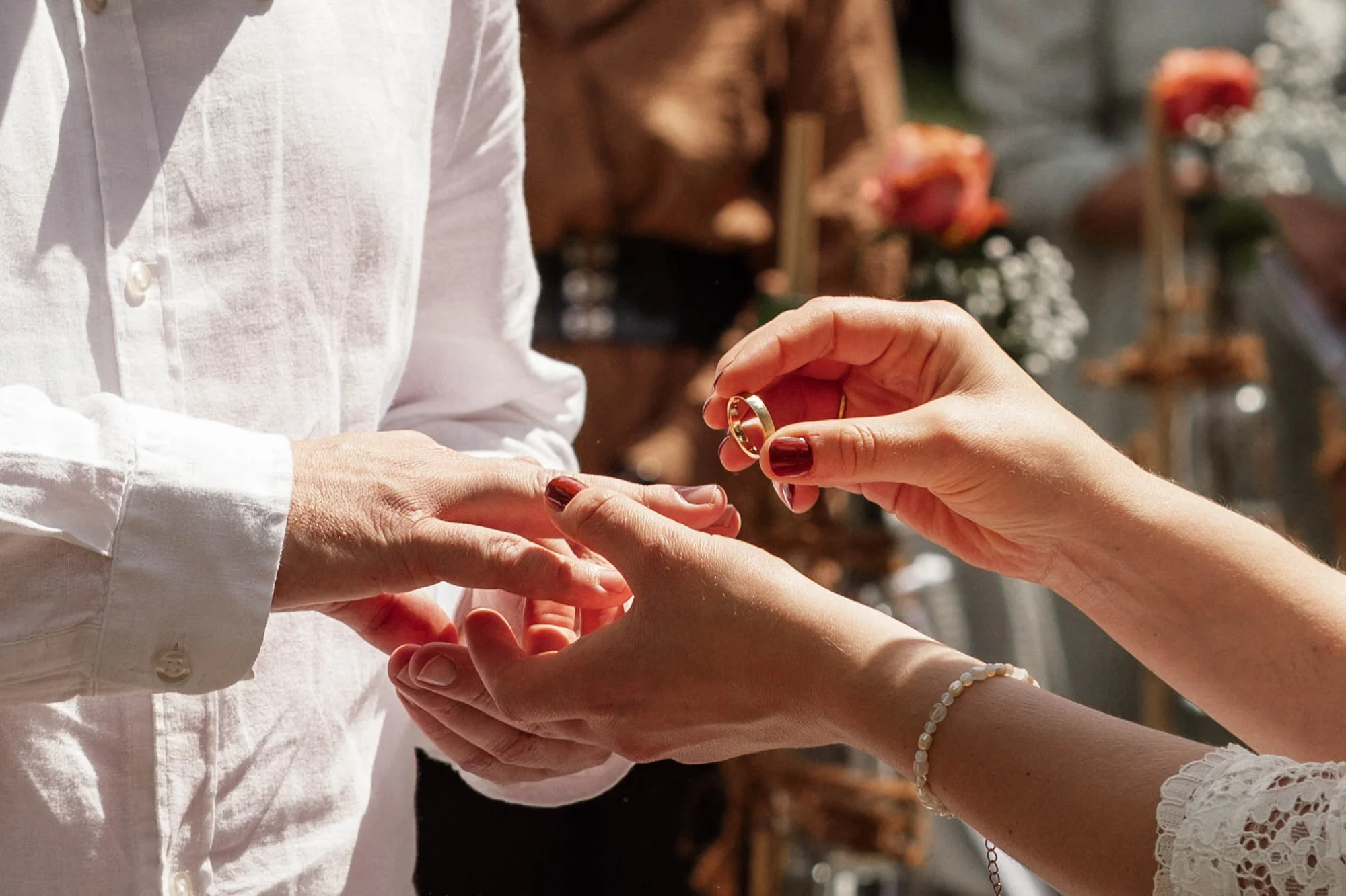 Brautpaar tauscht Ringe aus Nahaufnahme