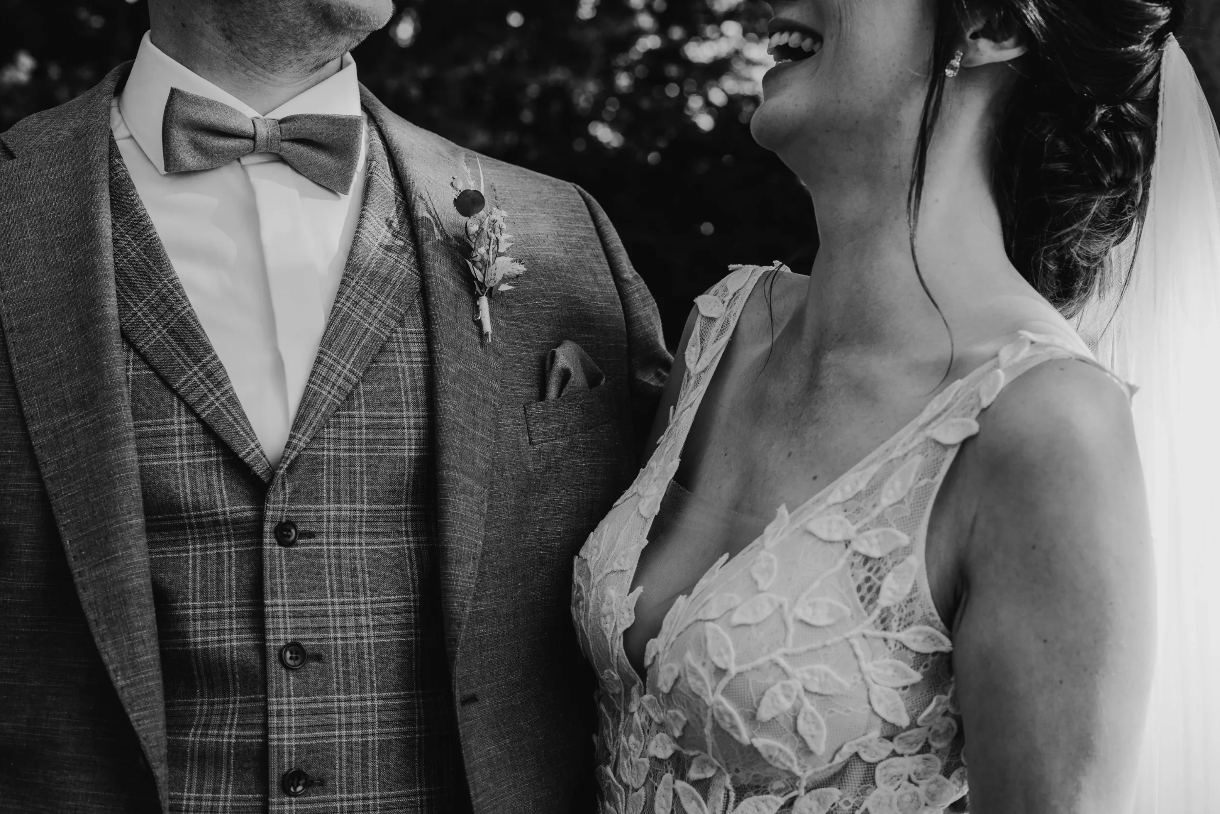 Nahaufnahme Brautpaar lacht gemeinsam