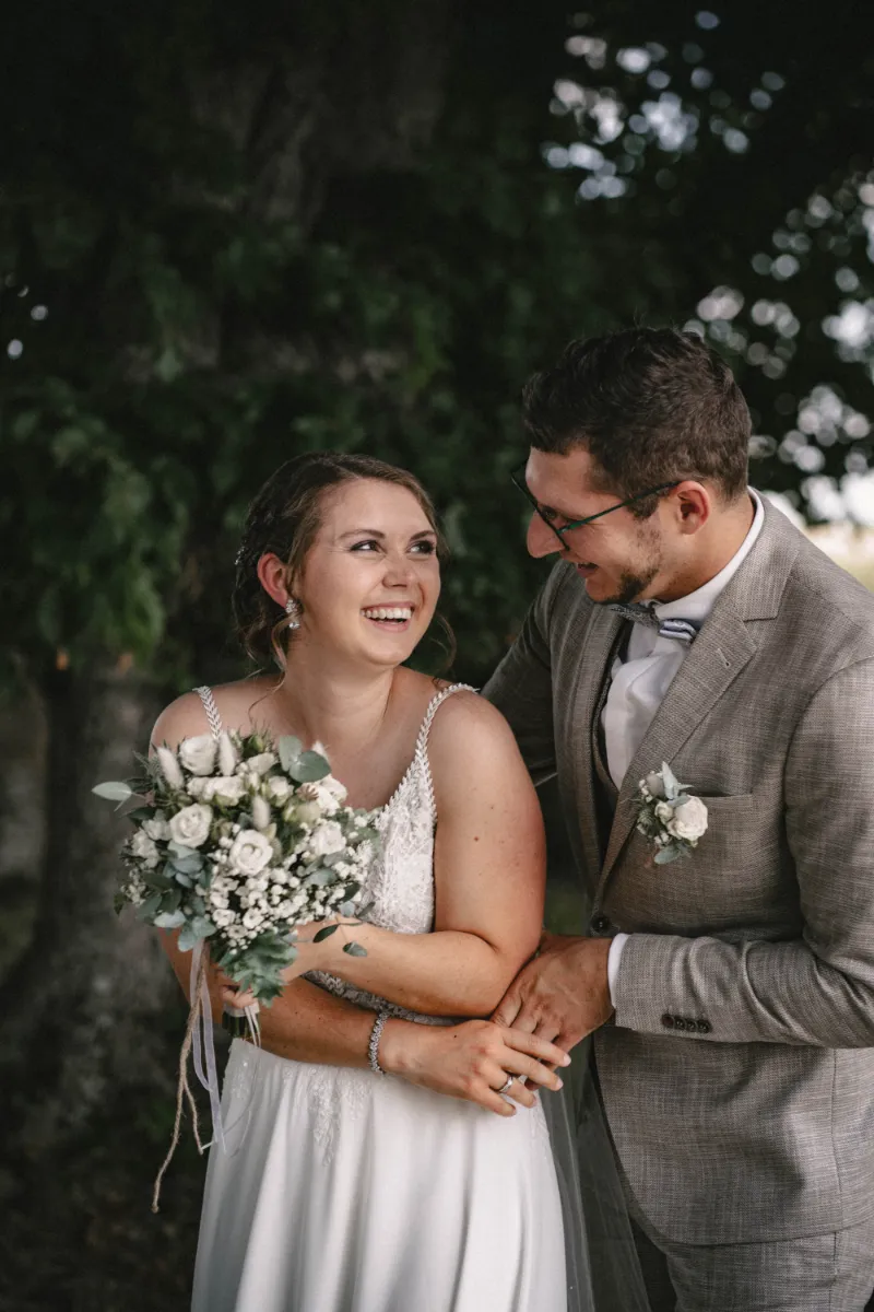 Brautpaar lacht zusammen