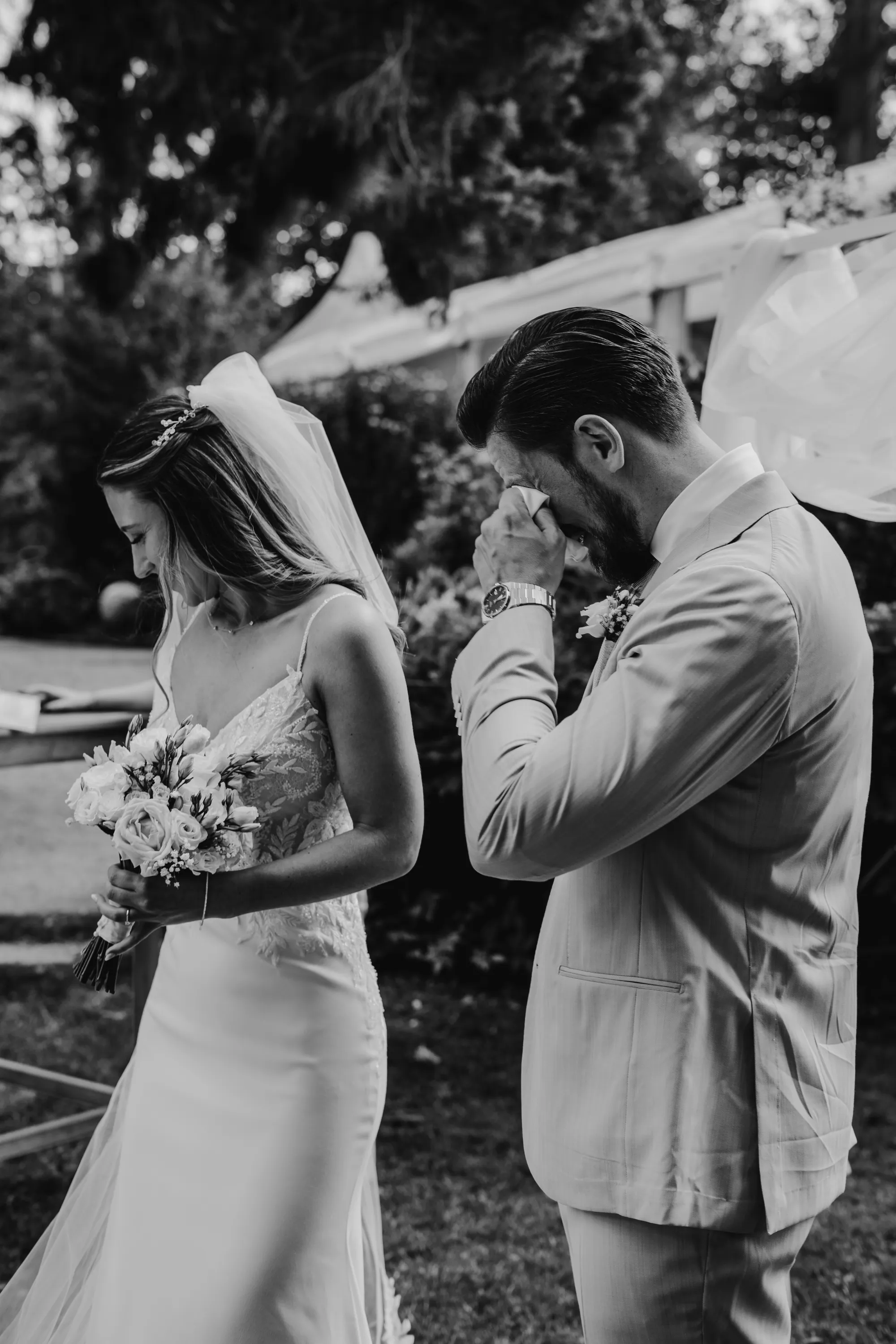 Bräutigam weint vor Rührung als er Braut sieht