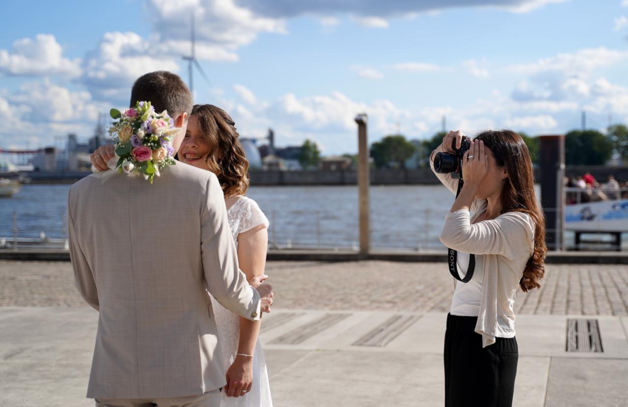 Seitenansicht Jacky fotografiert Brautpaar im Hafen