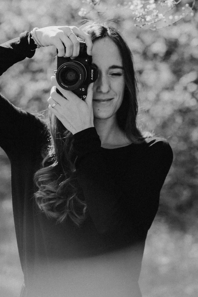 Jacky schaut durch ihre Kamera