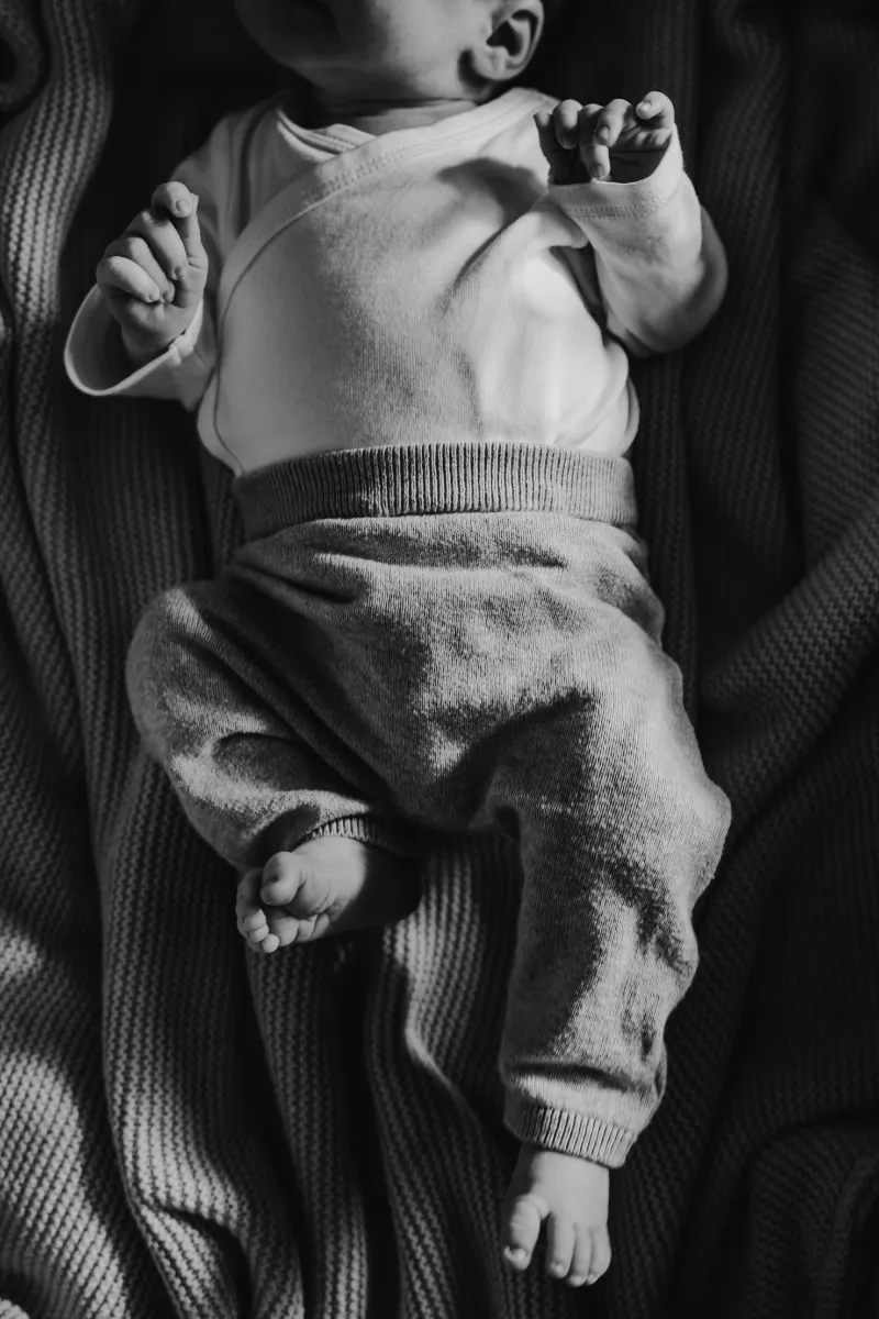 Neugeborenes auf Tuch ein Beinchen angezogen